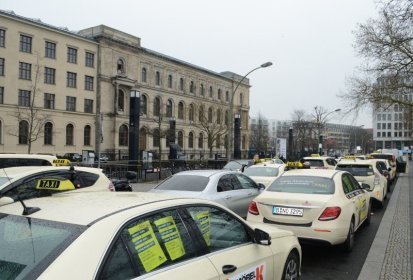 Taxis vor dem Bundesverkehrsministerium