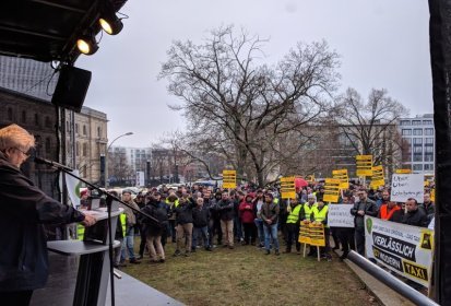 Verbandsfunktionär spricht zu Taxifahrern